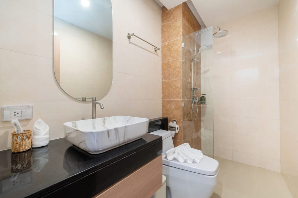 Deluxe Double Room, Balcony | Bathroom | Free toiletries, hair dryer, towels, toilet paper