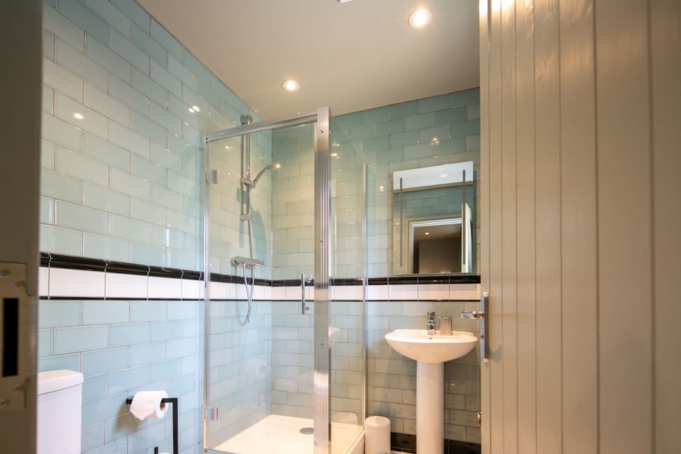 Standard Quadruple Room, Ensuite | Bathroom | Hair dryer