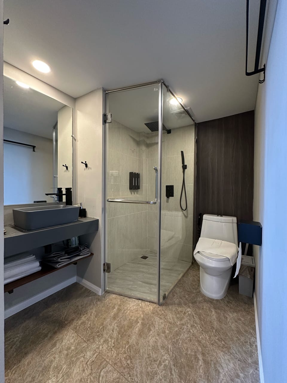 Luxury Loft Quadruple Room | Bathroom | Free toiletries, hair dryer, slippers, towels