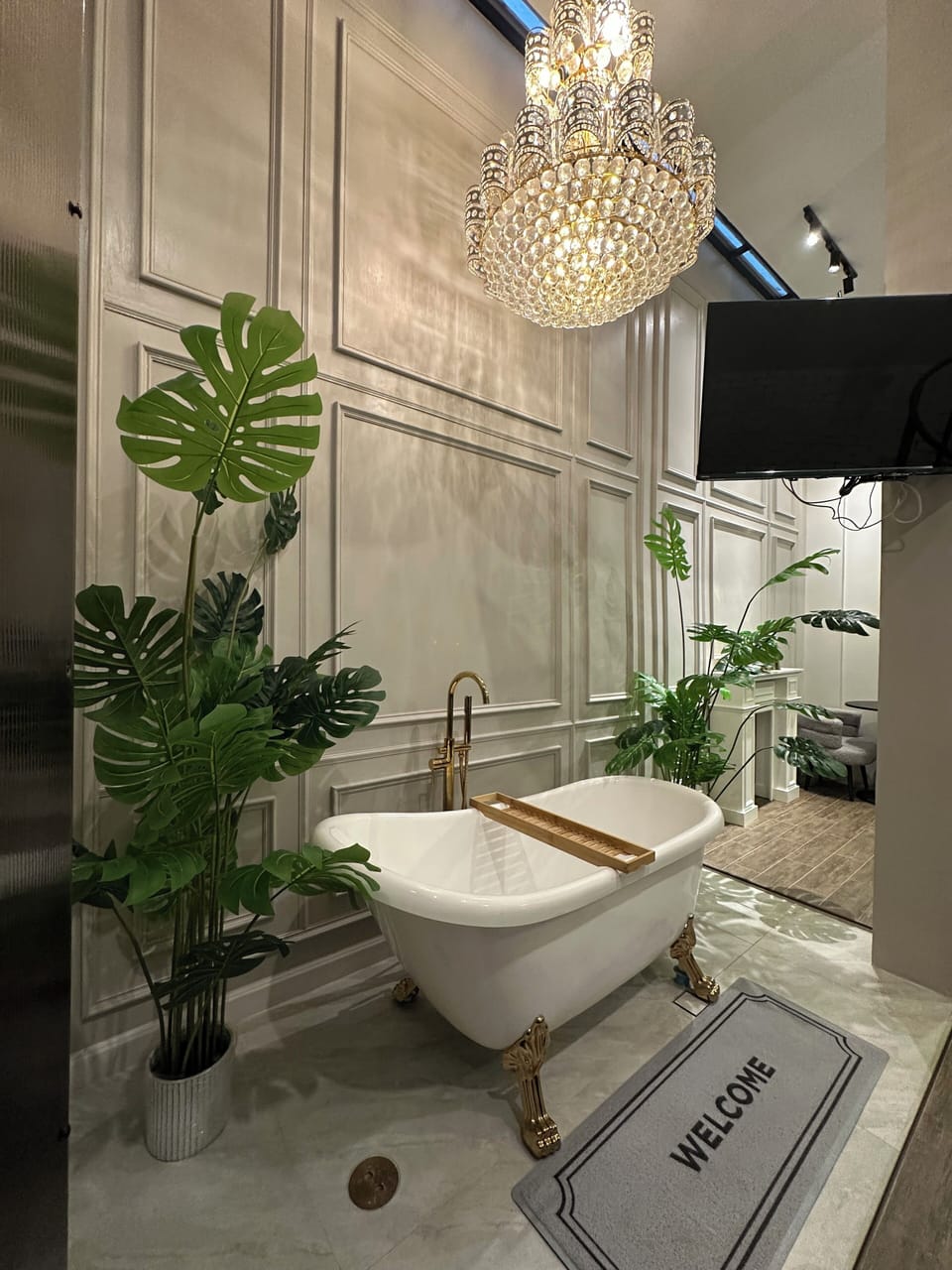 British Luxury Double Room | Bathroom | Free toiletries, hair dryer, slippers, towels