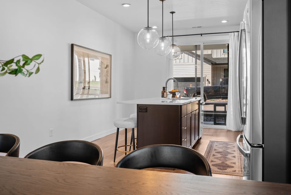 Start your mornings with coffee at the breakfast bar or enjoy appetizers while the chef of the group cooks nearby.