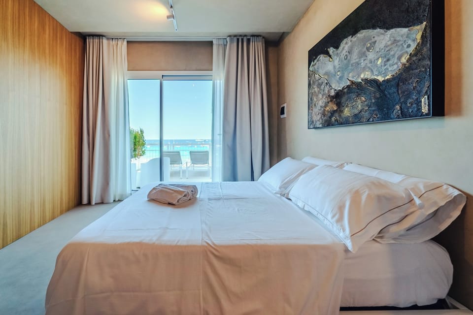 Superior Room, Sea View | Minibar, in-room safe, blackout drapes, soundproofing