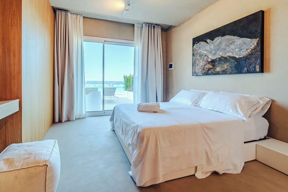 Superior Room, Sea View | Minibar, in-room safe, blackout drapes, soundproofing