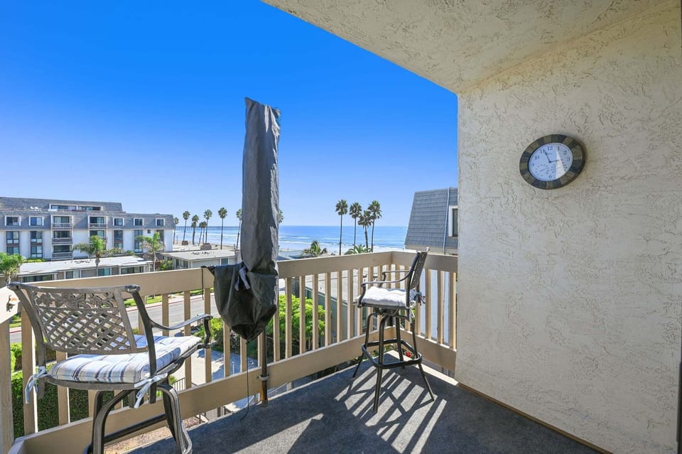 Enjoy breathtaking ocean and pier views.