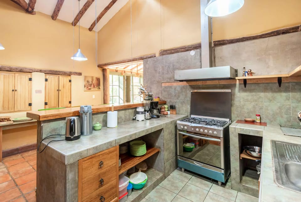 House | 4 bedrooms, desk, high-speed internet