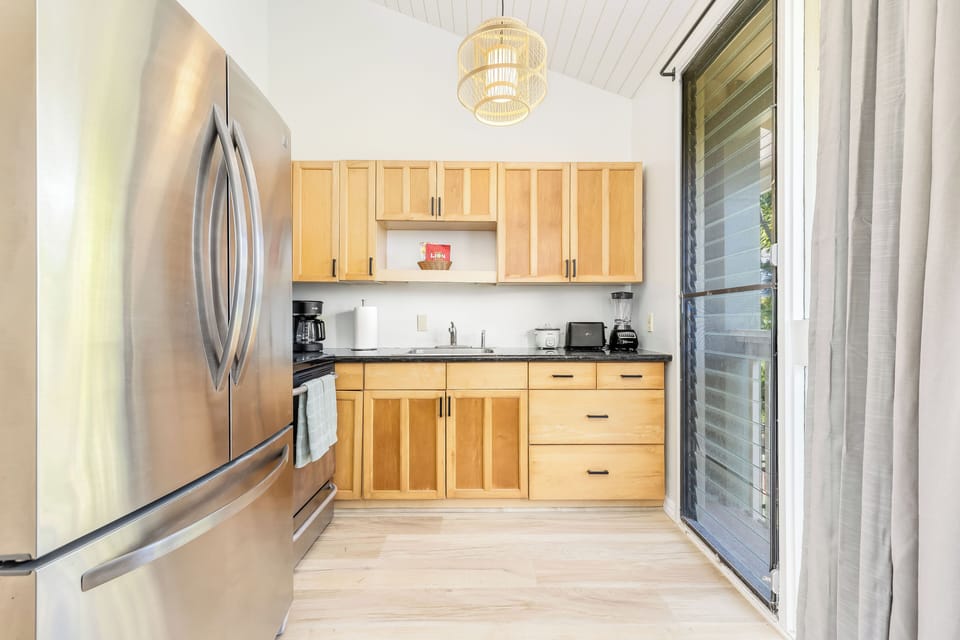 A fresh, modern kitchen fully equipped