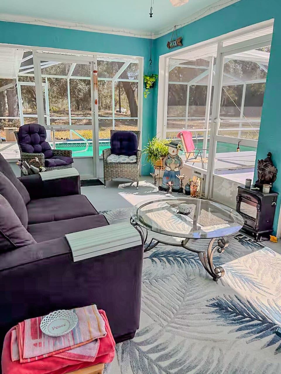 Room, 1 Bedroom, Pool View | Living area