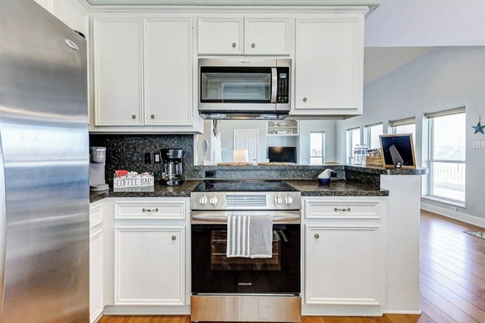 New stainless-steel appliances in the amazing Chef's kitchen!