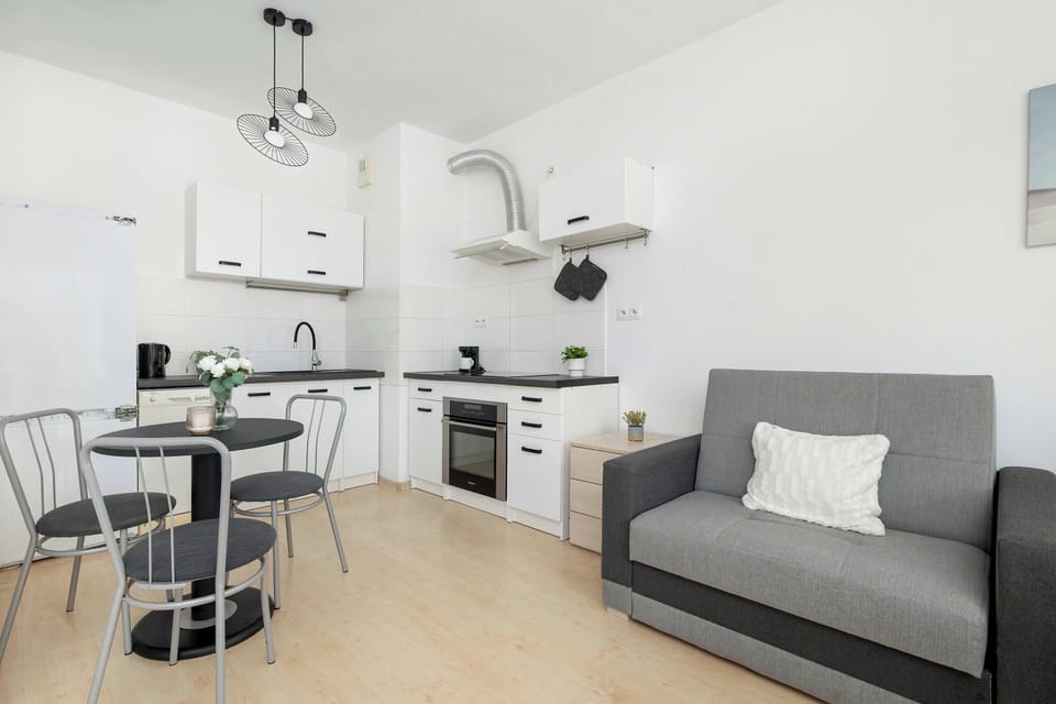 The living area's tasteful furnishings ensure a pleasant stay.