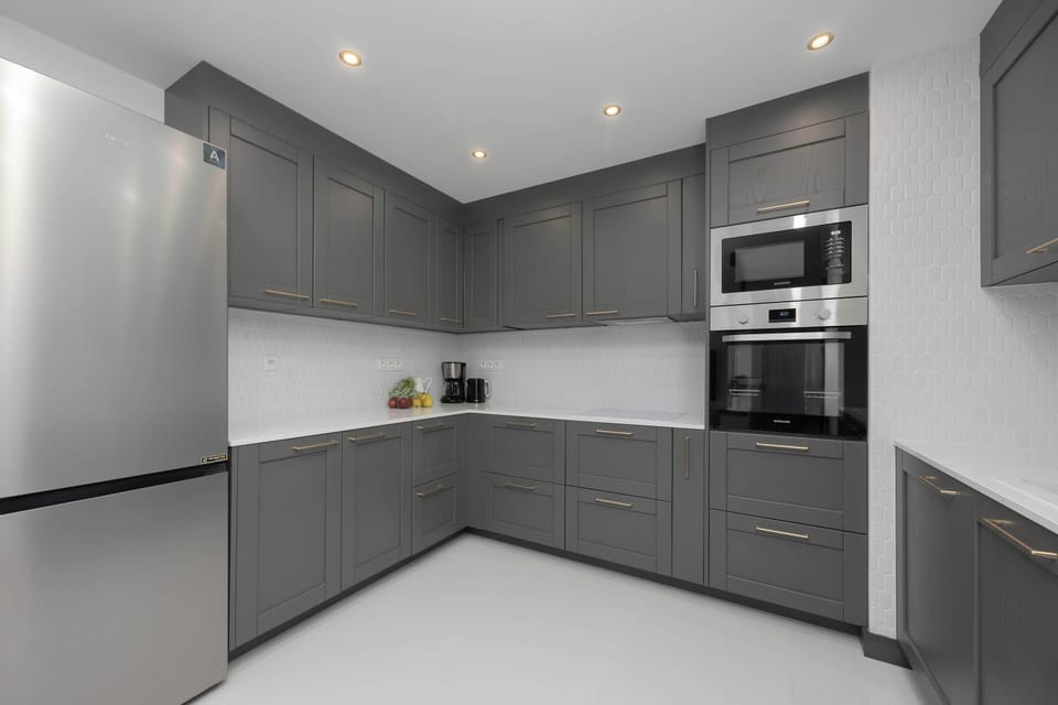Modern, fully equipped kitchenette. 