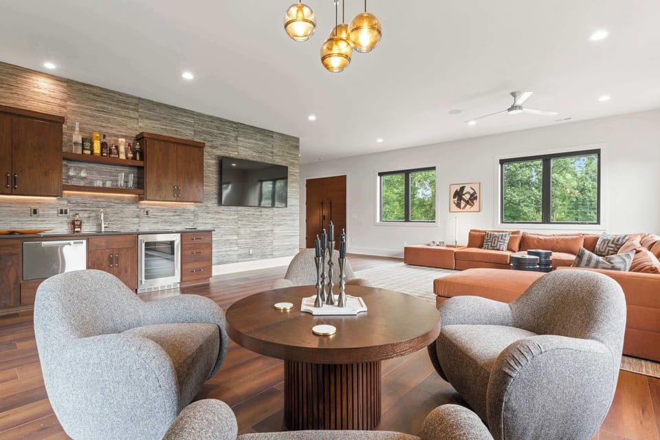 Living area with wet bar