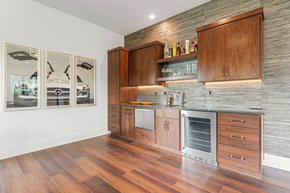 Living area with wet bar