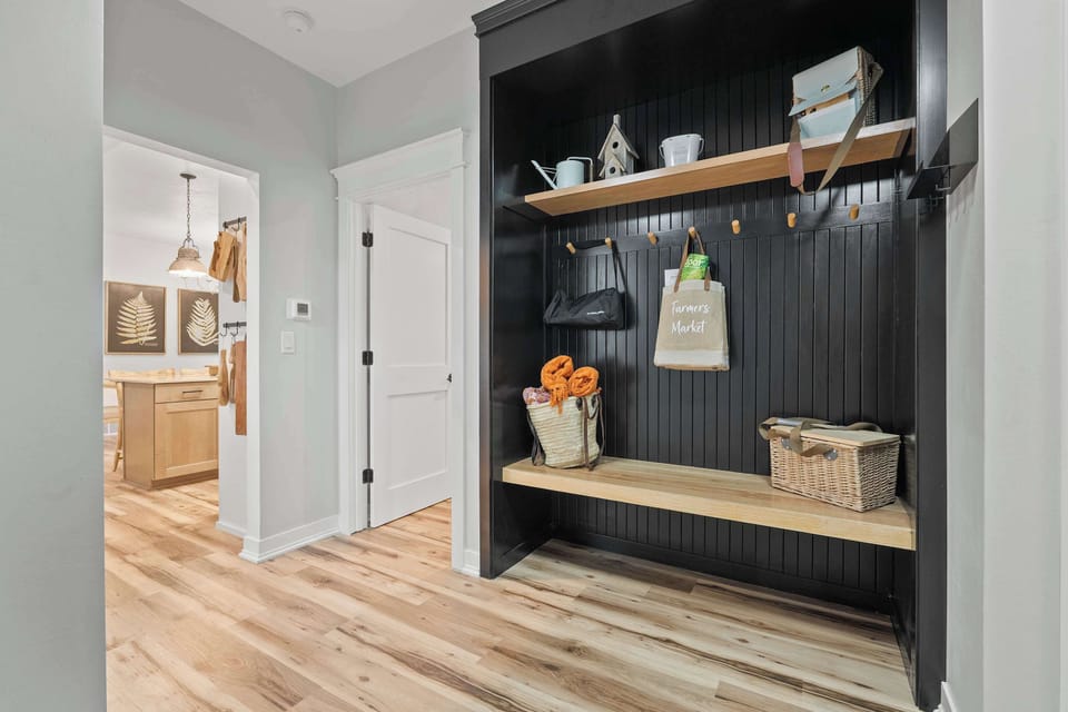 Entryway bench