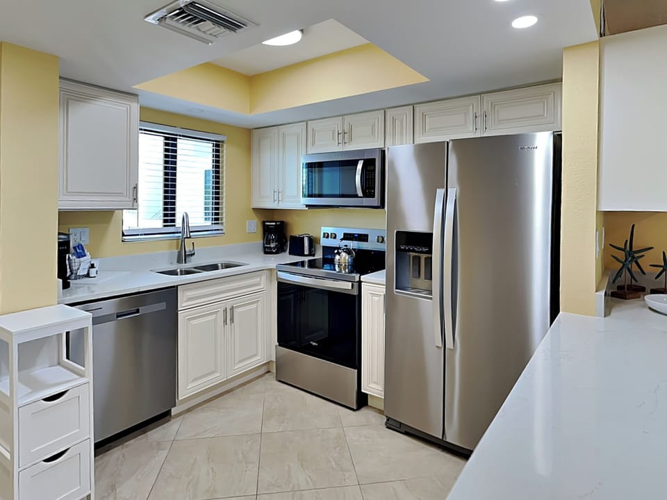 Modern Fully Equipped Kitchen