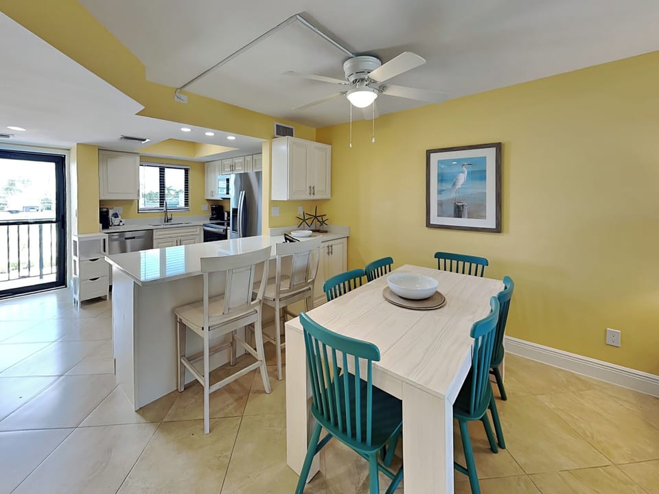 Dining Area Seating for 6 + Breakfast Bar Seating for 2