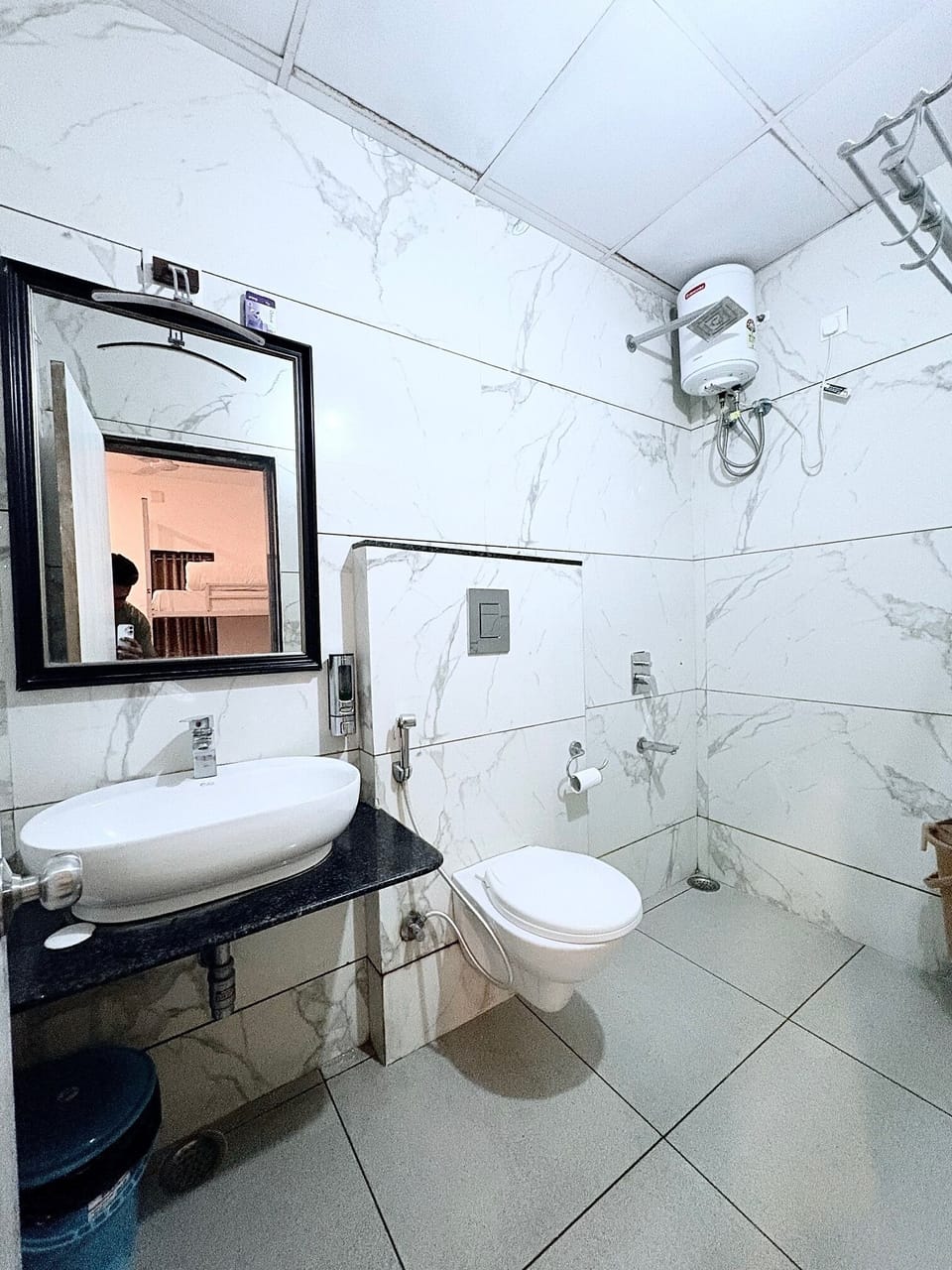 Standard Double Room | Bathroom | Shower, shampoo, toilet paper