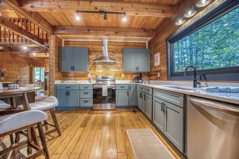 Large fully equipped kitchen - plenty of cabinet/counter space