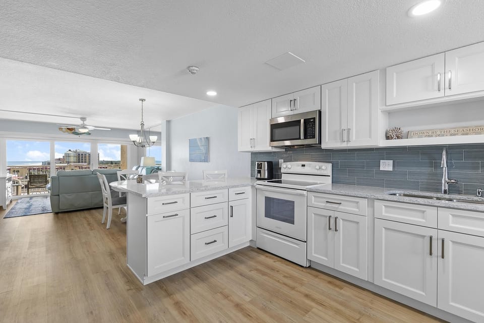 Condo, Multiple Beds (Ponce de Leon Towers 707) | Private kitchen | Oven