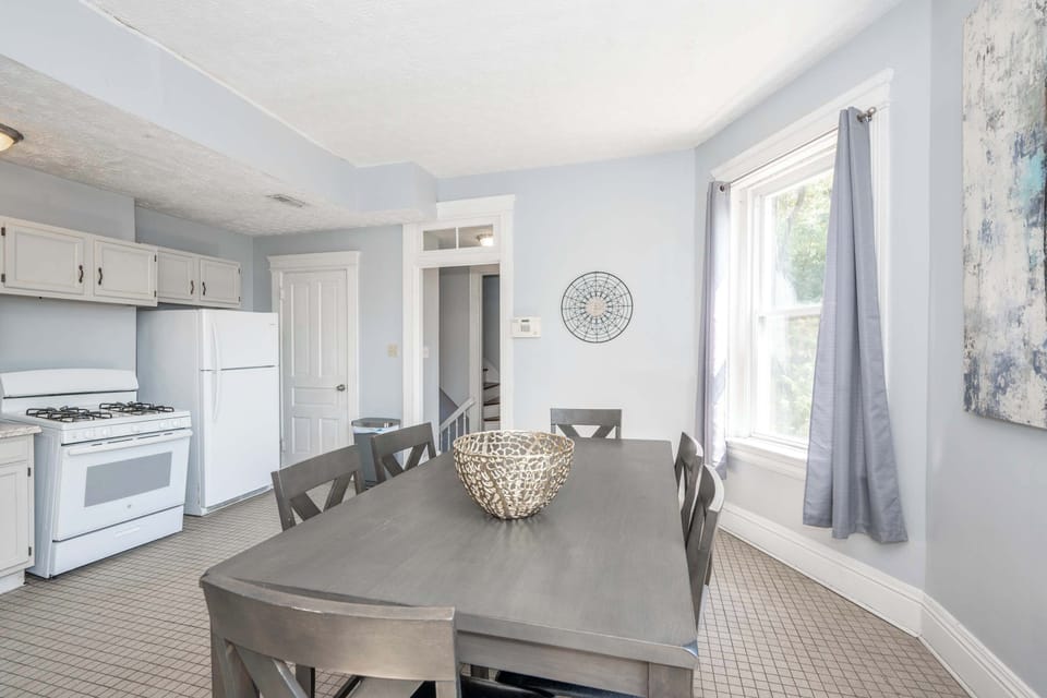 Apartment, 2 Queen Beds, Patio, Garden View (Queen City Suites 2) | Dining