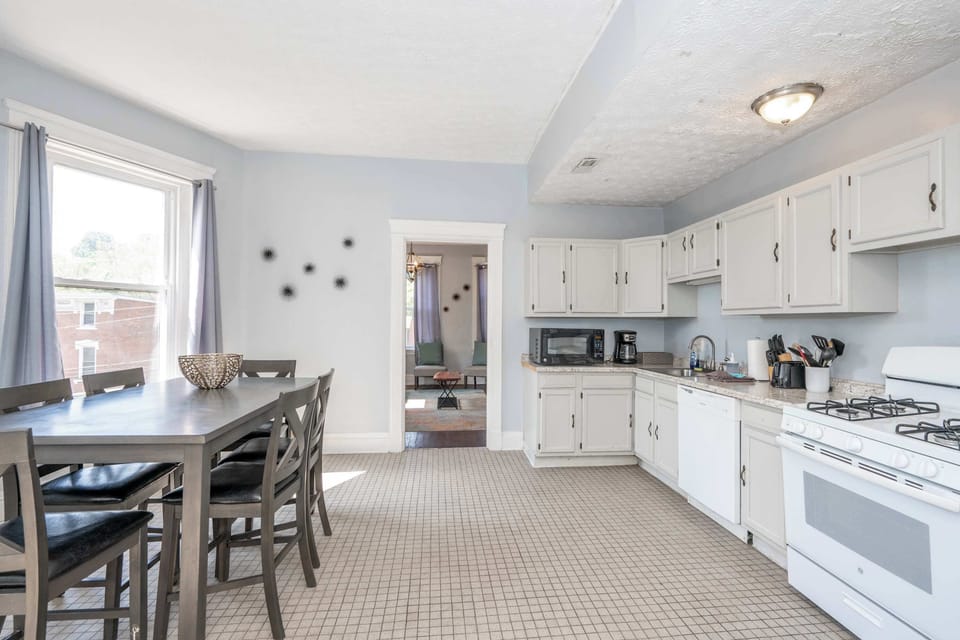 Apartment, 2 Queen Beds, Patio, Garden View (Queen City Suites 2) | Private kitchen