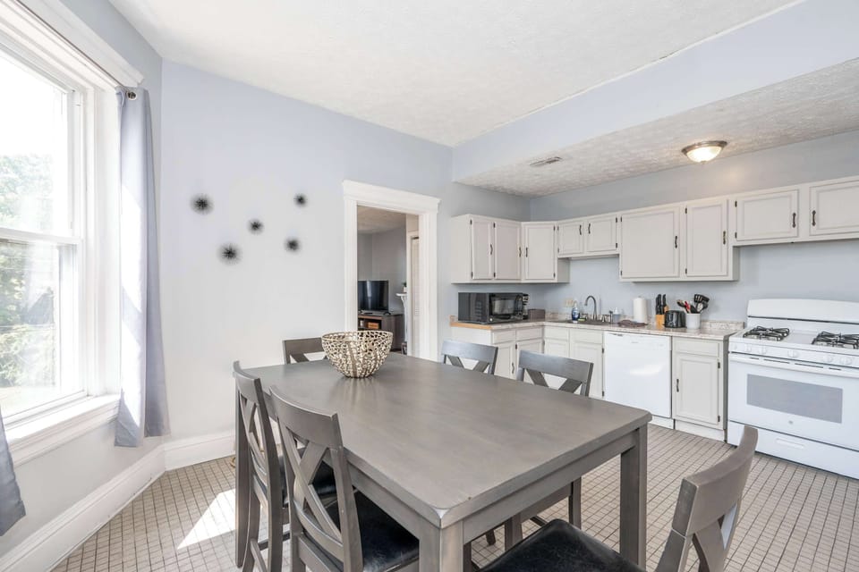 Apartment, 2 Queen Beds, Patio, Garden View (Queen City Suites 2) | Private kitchen