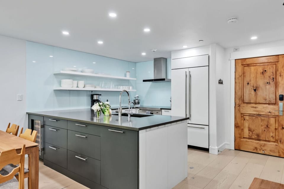 Modern, fully equipped kitchen