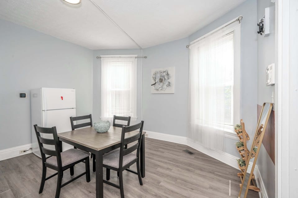 Apartment, 1 Queen Bed with Sofa bed, Patio, Garden View (Queen City Suites 1) | Dining