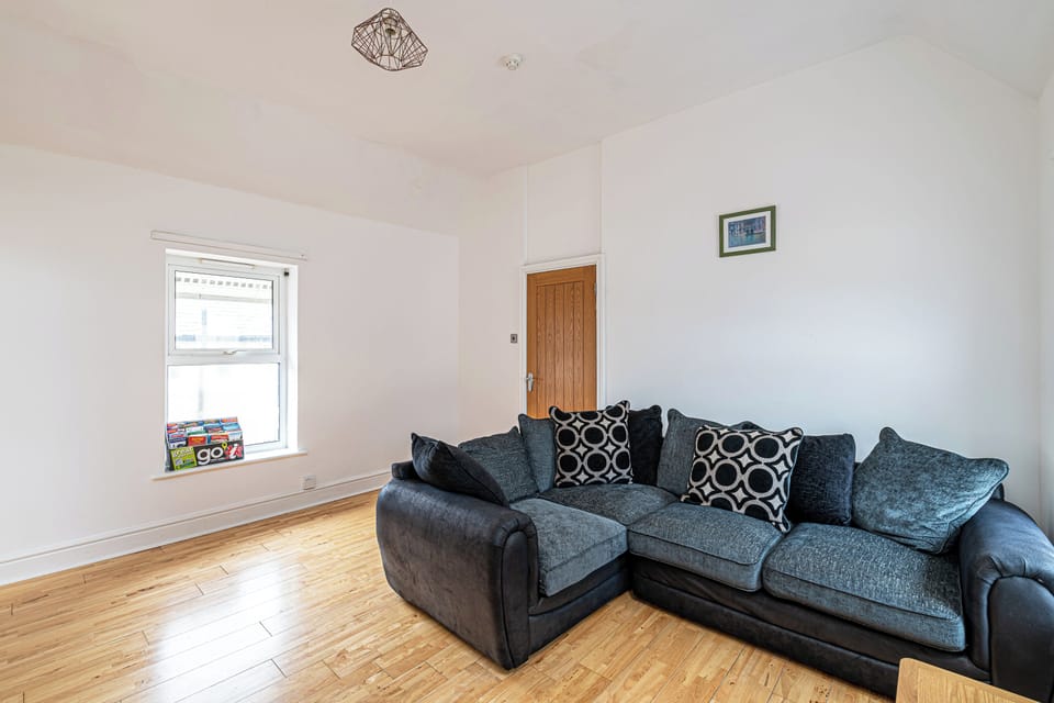 Basic Apartment | Living area