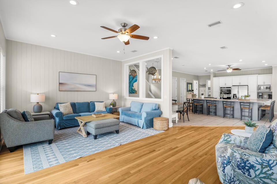Open concept living room, kitchen and dining area - Perfect for large groups 
