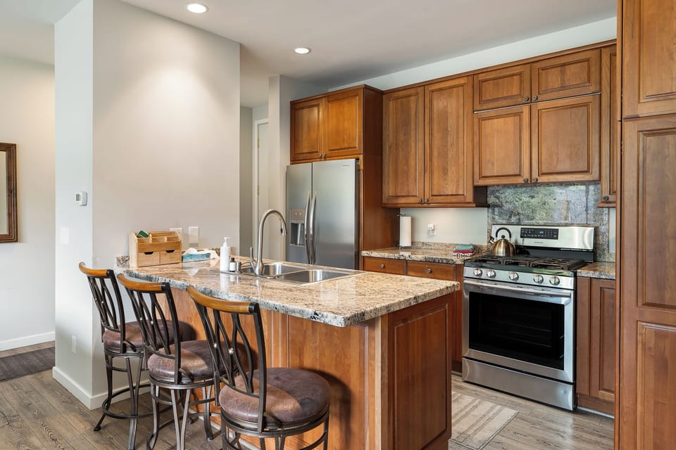 Beautiful fully stocked kitchen with a breakfast bar