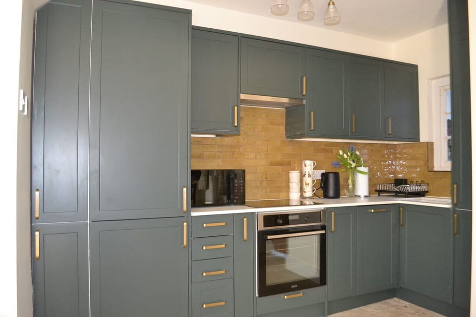 Cottage, 3 Bedrooms | Private kitchen | Fridge, microwave, coffee/tea maker