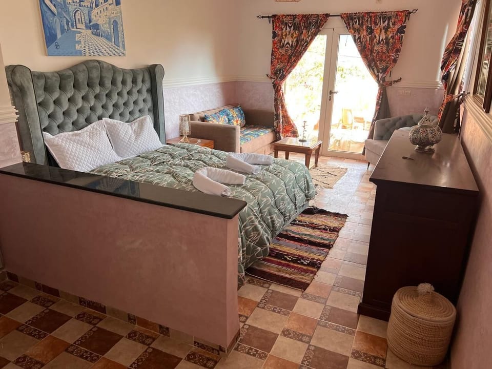 Deluxe Quadruple Room, Lake View | Laptop workspace