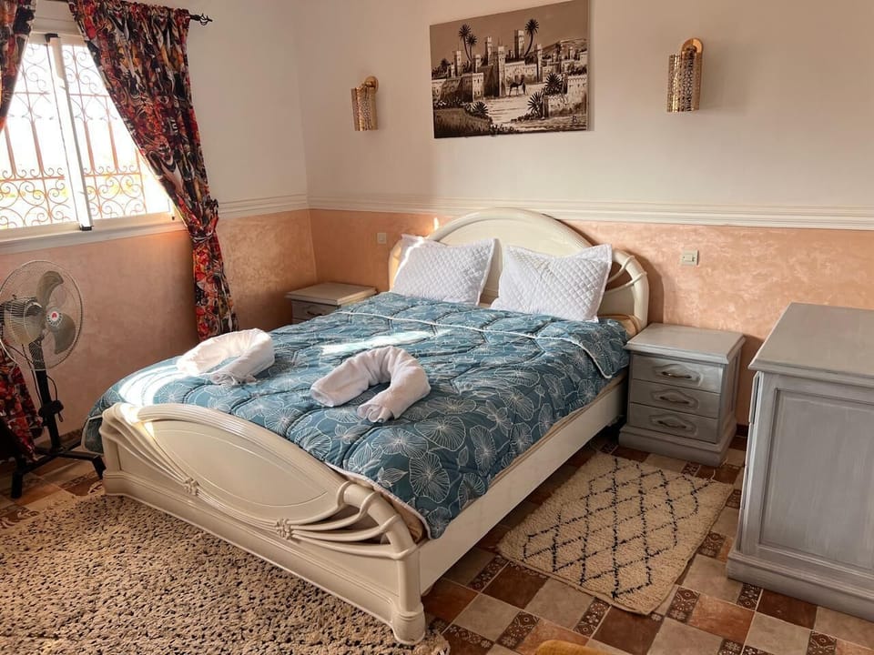 Deluxe Double Room, Hill View | Laptop workspace