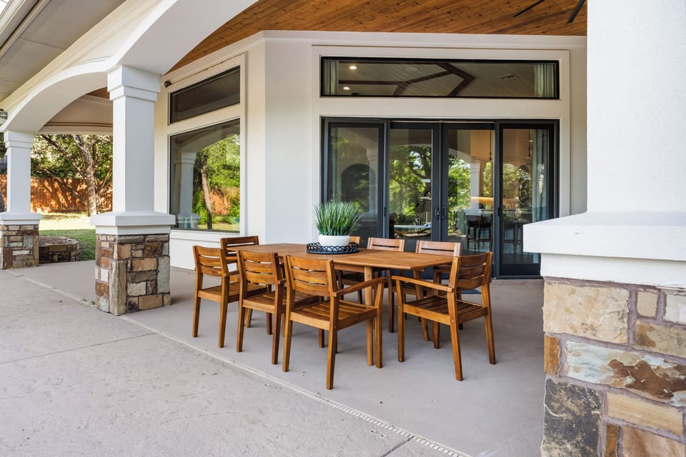 Outdoor dining