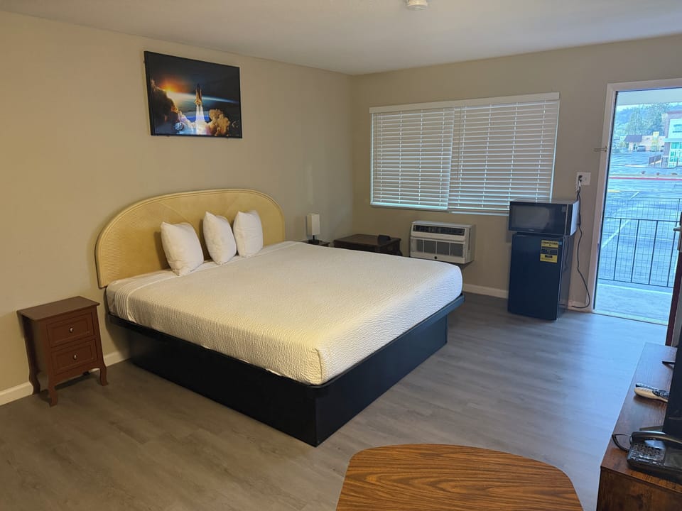 Room, 1 Queen Bed, Non Smoking | Bed sheets