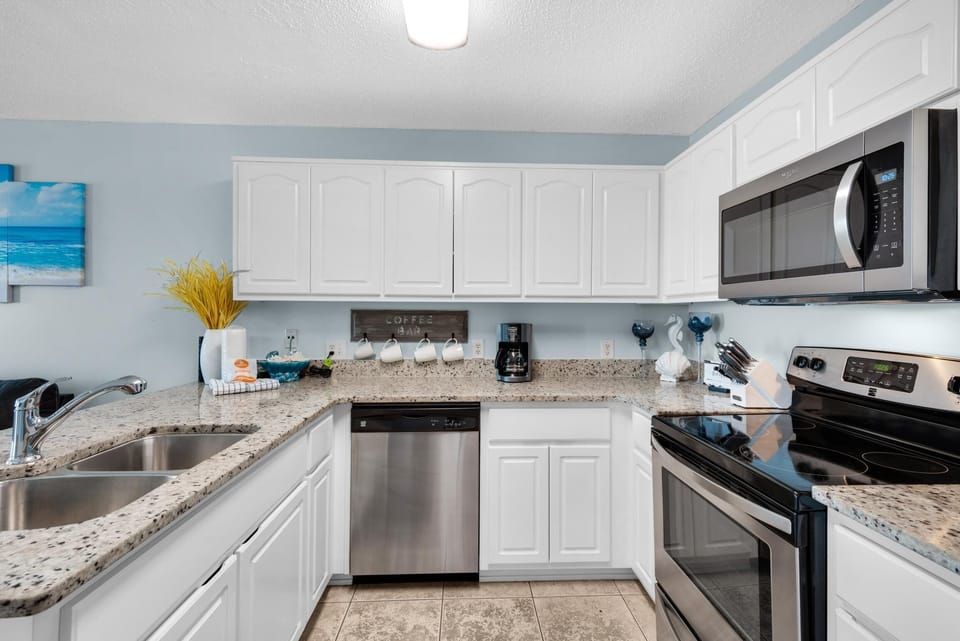 Condo, 1 King Bed with Sofa bed (Gulf Island 232 - Sunset Suite) | Private kitchen | Oven, toaster