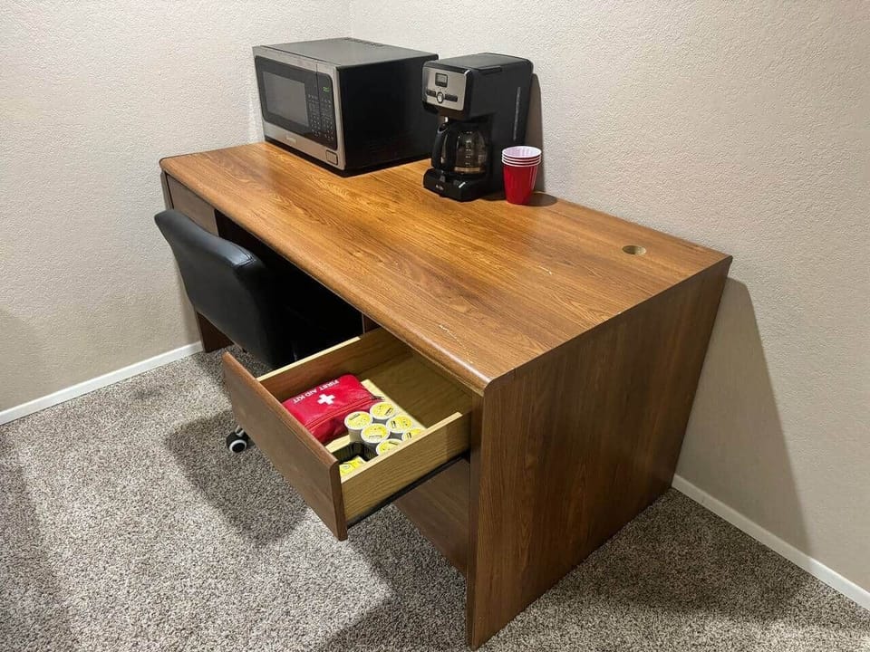 In the bedroom, we provide a mini refrigerator no freezing function, a coffee machine and a microwave,  first-aid package and free k-cup coffee and tea. The room rate does not include the use of the kitchen downstairs and the outdoor kitchen.