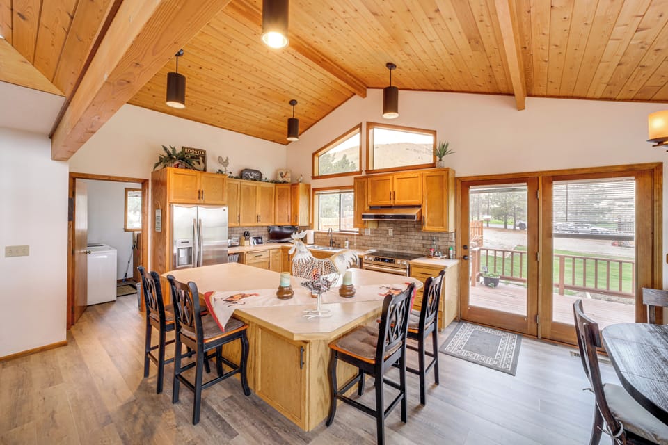 Breakfast Bar | Kitchen | Main Floor