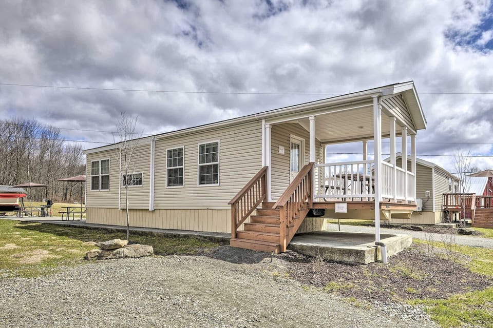 This home is located in a quiet and peaceful area!