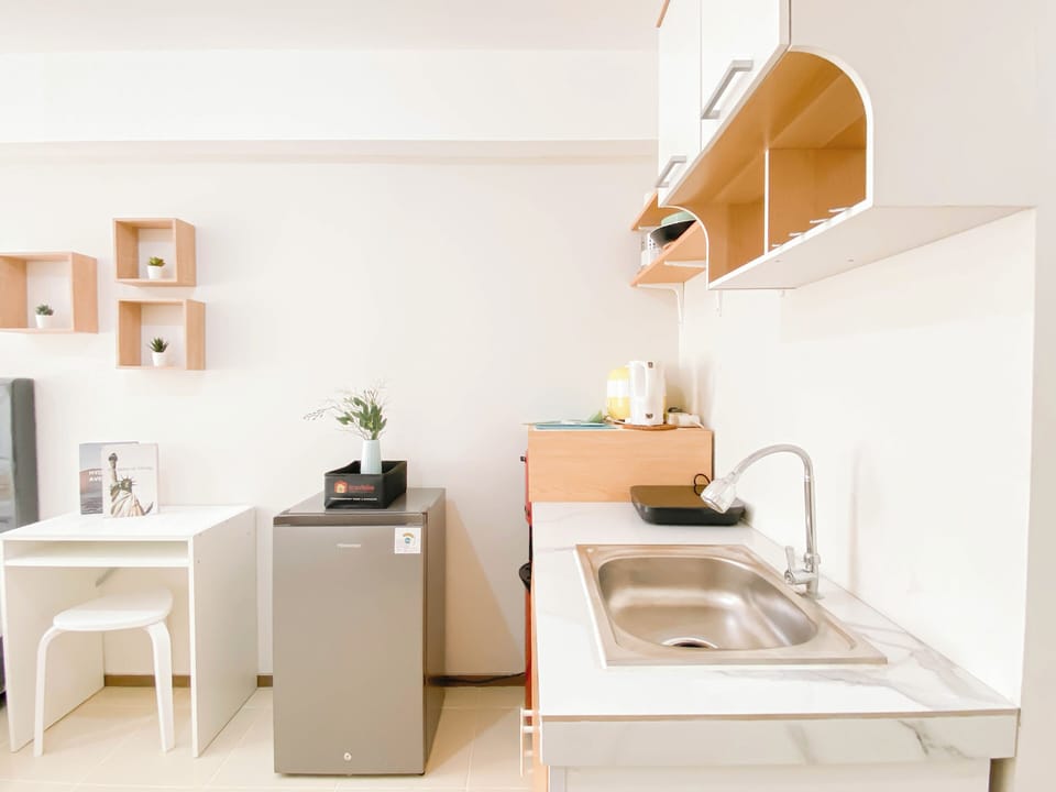 Standard Apartment | Private kitchen | Fridge, stovetop, cookware/dishes/utensils