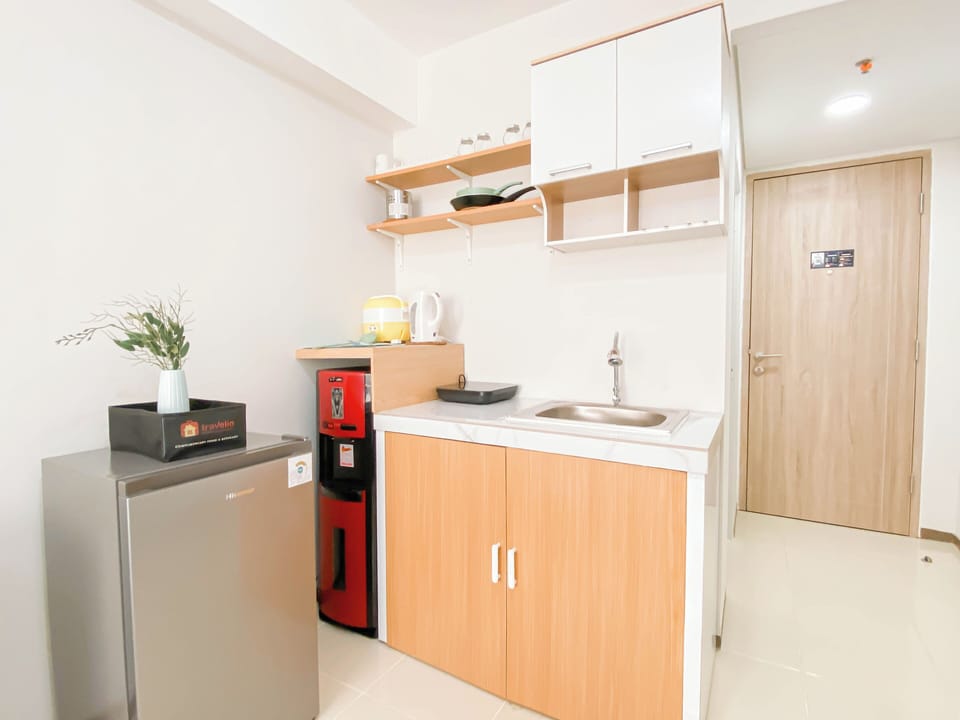 Standard Apartment | Private kitchen | Fridge, stovetop, cookware/dishes/utensils