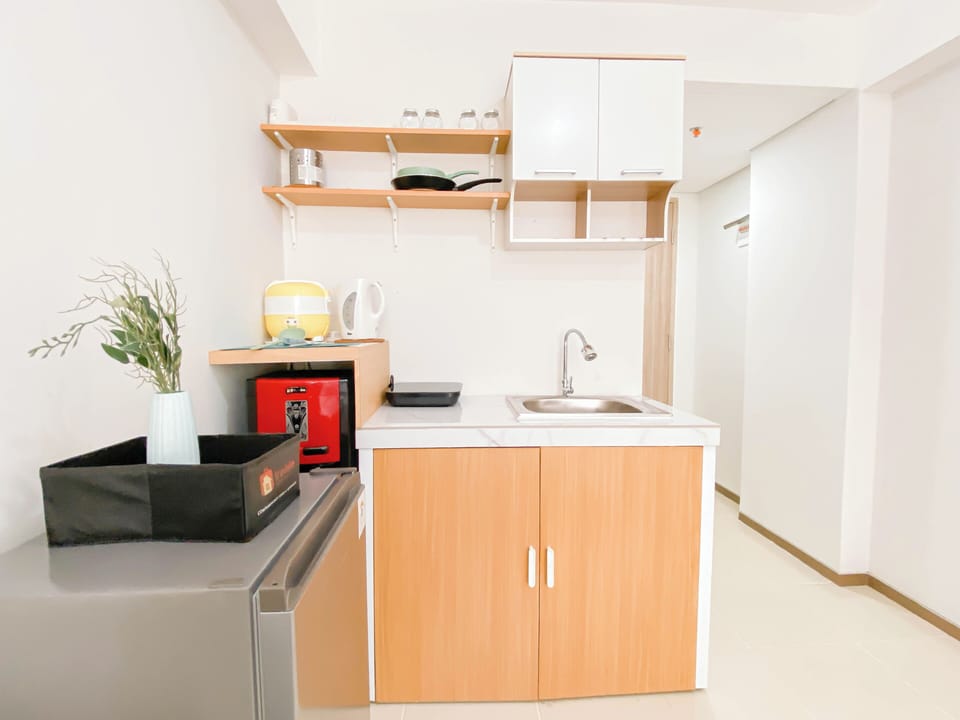 Standard Apartment | Private kitchen | Fridge, stovetop, cookware/dishes/utensils