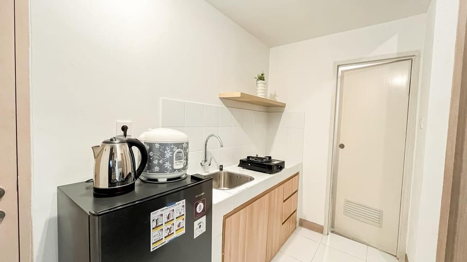 Standard Apartment | Private kitchen | Cookware/dishes/utensils