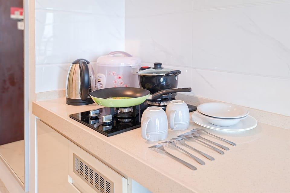 Standard Apartment | Private kitchen | Cookware/dishes/utensils