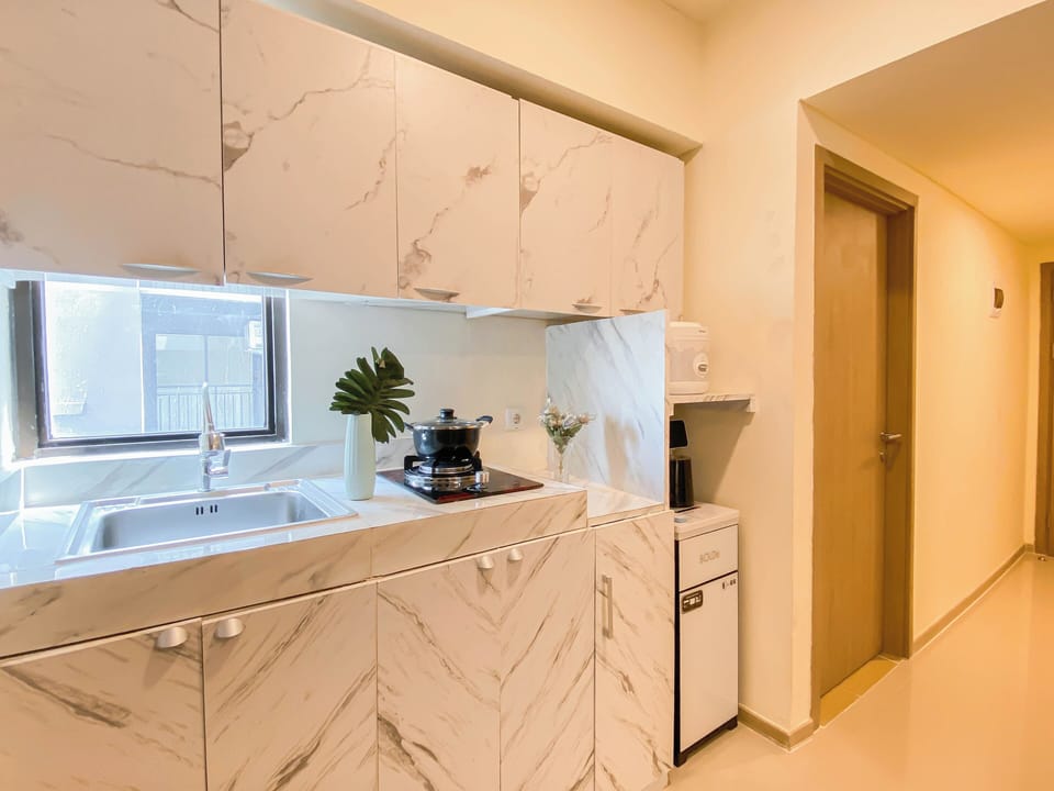Standard Apartment | Private kitchen | Cookware/dishes/utensils