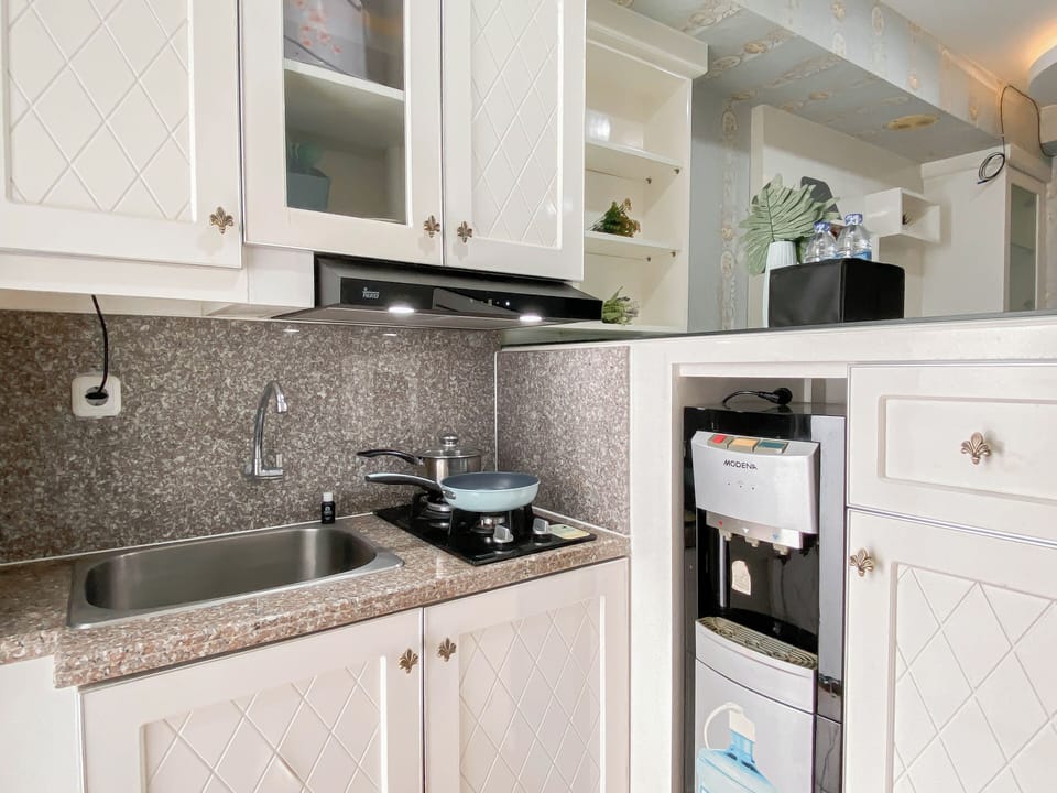 Standard Apartment | Private kitchen | Cookware/dishes/utensils