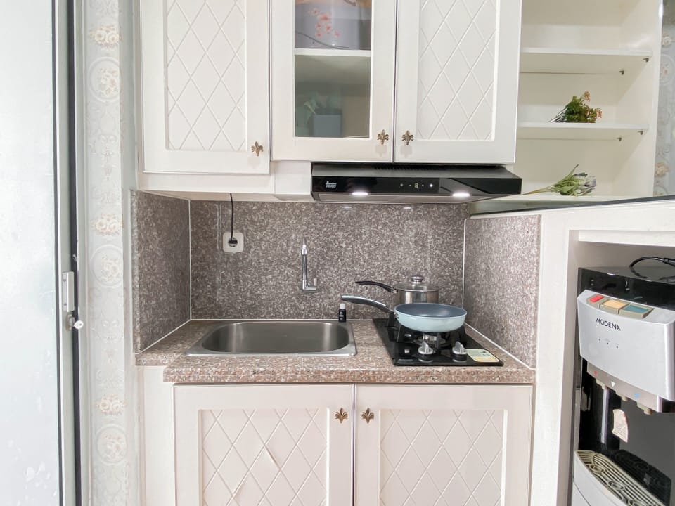 Standard Apartment | Private kitchen | Cookware/dishes/utensils