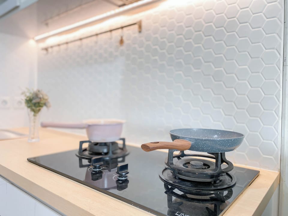 Standard Apartment | Private kitchen | Cookware/dishes/utensils