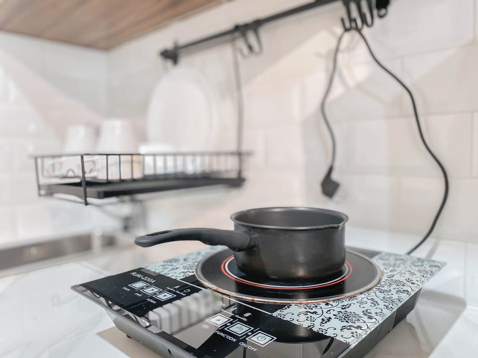 Standard Apartment | Private kitchen | Cookware/dishes/utensils
