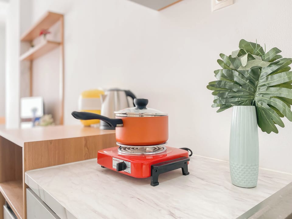Standard Apartment | Private kitchen | Cookware/dishes/utensils